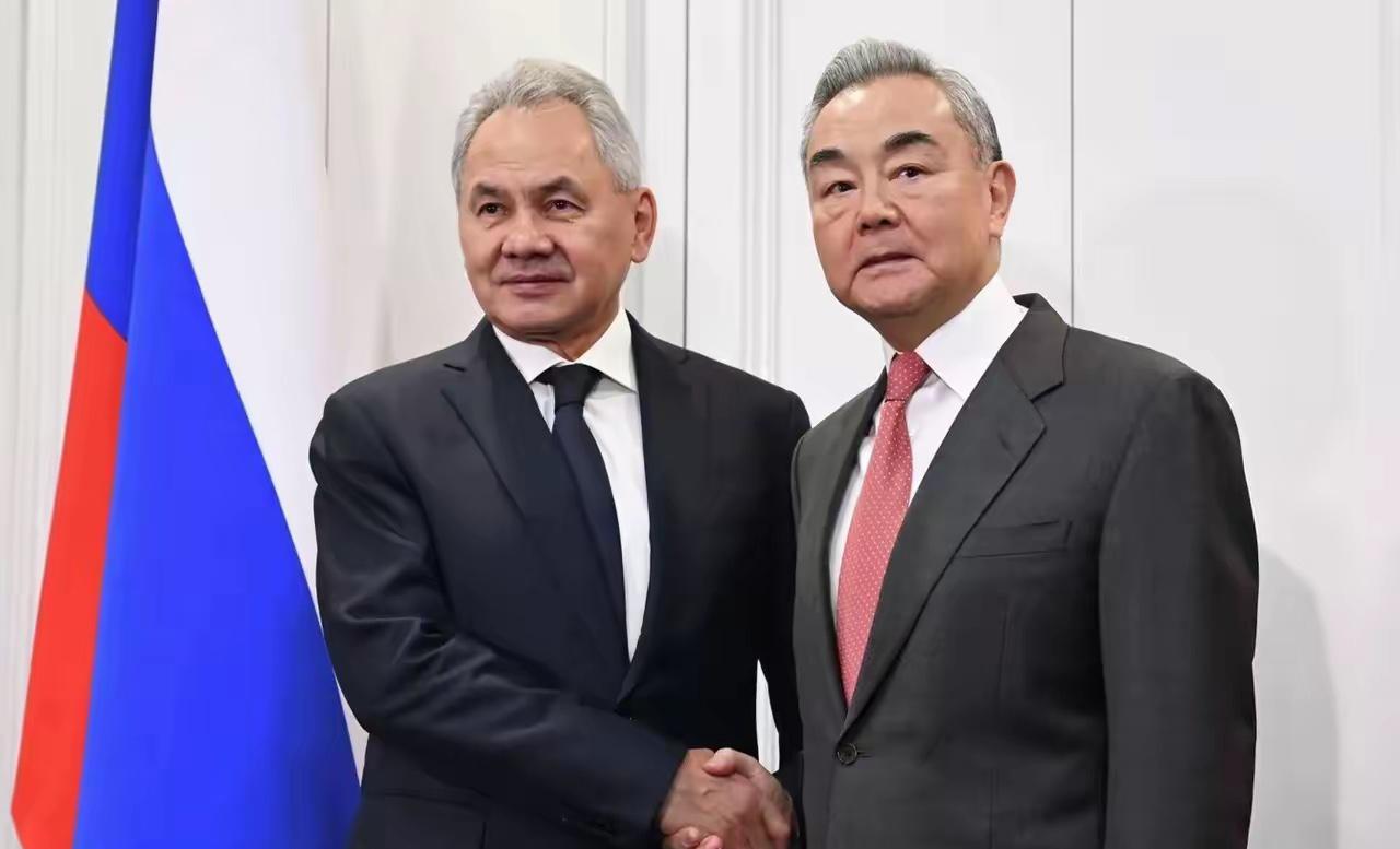 “斩首说”再现！日前，当中国外长王毅与俄罗斯联邦安全会议秘书绍伊古会面时，“斩