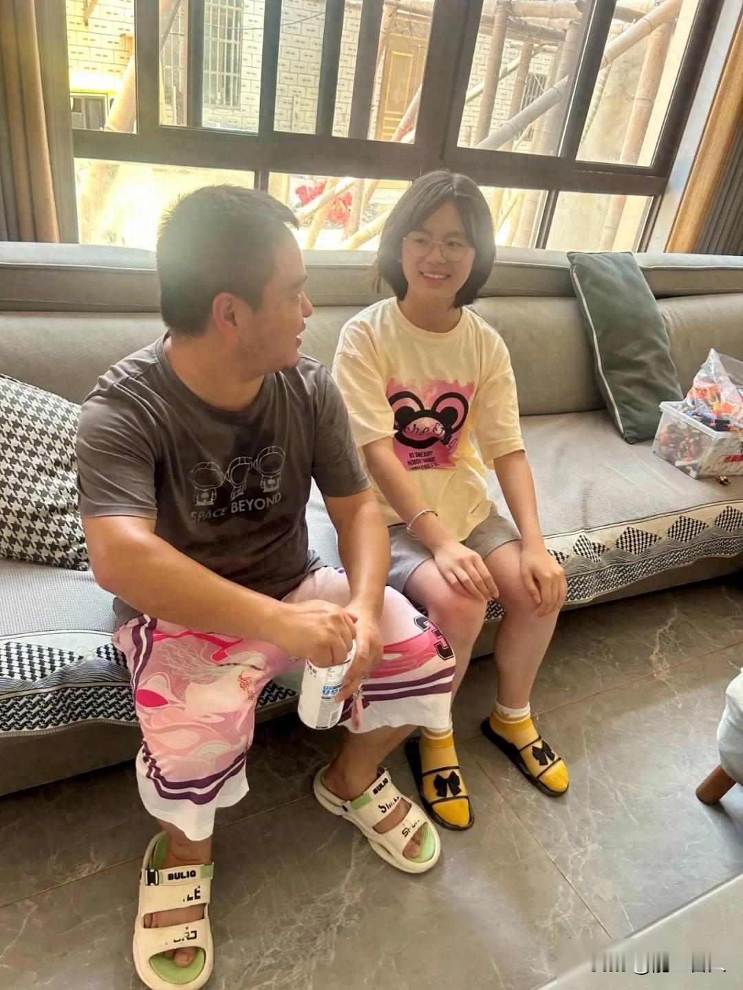 农村女生七科第一，全班起立鼓掌，她为啥坐后排？廖诗琪是望江县一所农村中学的初