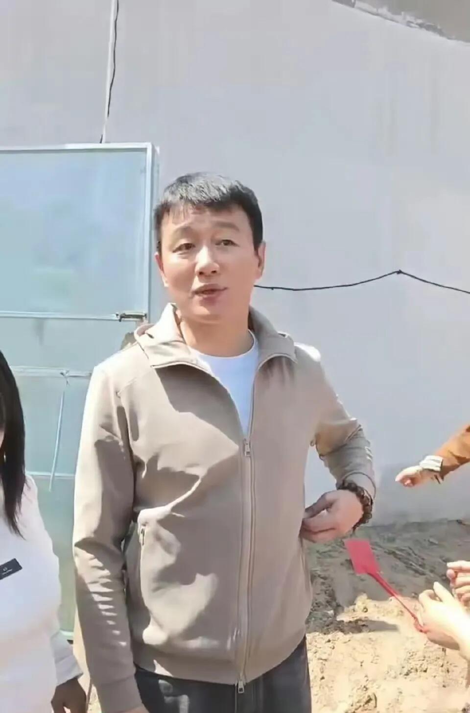 离开了美颜和滤镜的佟大为，这样的着装打扮看起来就像是村里的小老头一个。颜值一般吧