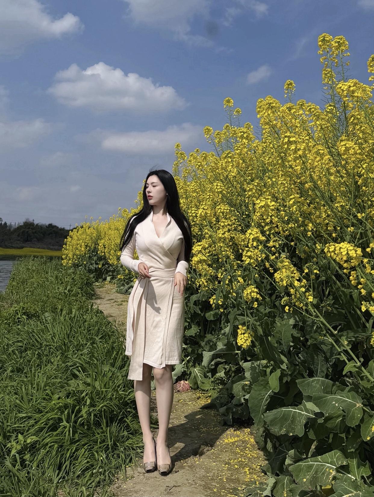 怎样穿搭能显示出温柔的女生气质?春日踏青路，花间闻鸟语。