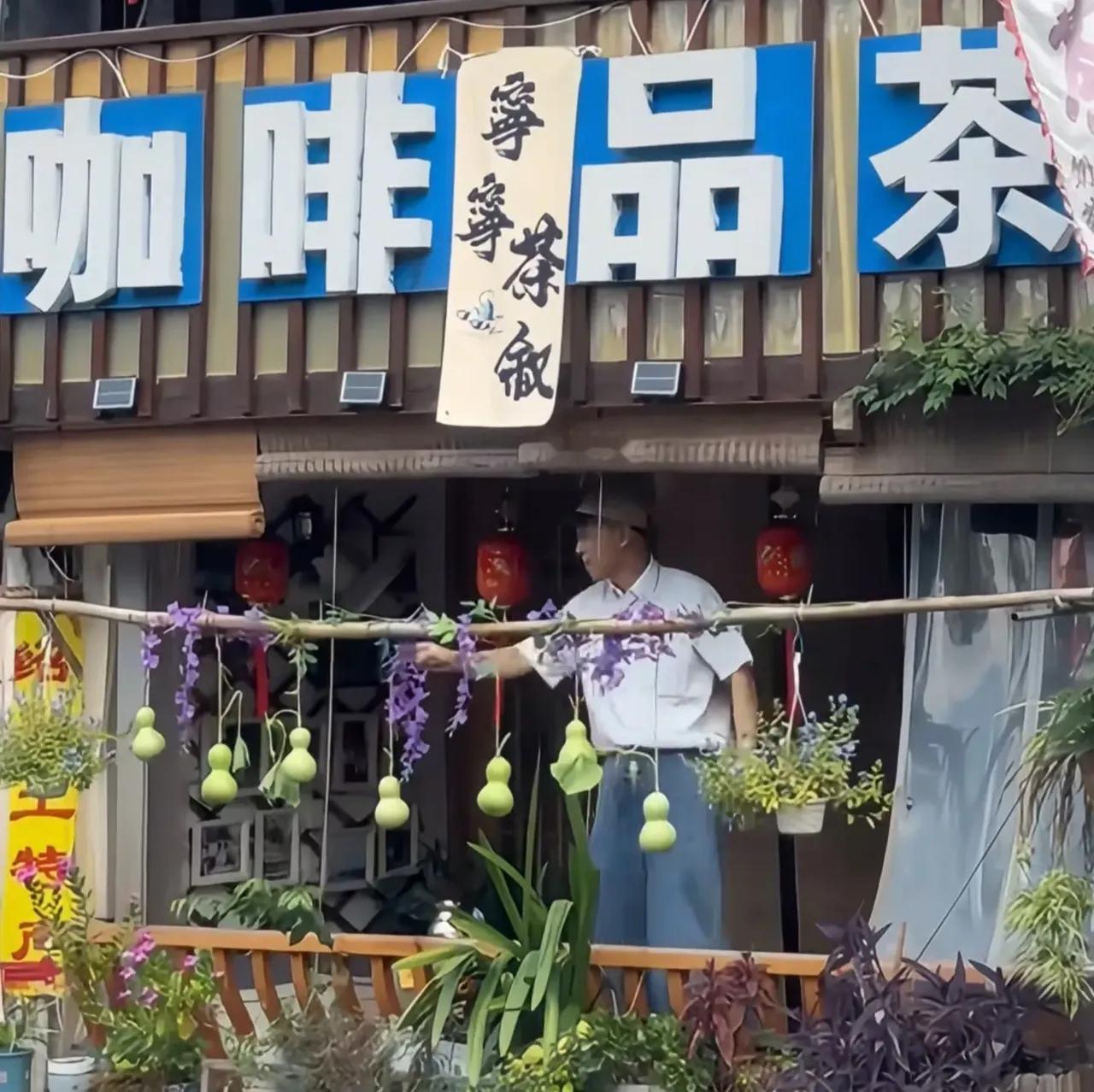 竟然出了个盗版“葫芦娃爷爷”，而且他就在正版葫芦娃爷爷的隔壁，是一家咖啡店，这老板一看就是有着精明头