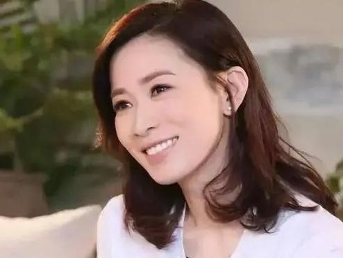 佘诗曼的回应，难掩不婚的遗憾50岁的佘诗曼，可以说是事业大丰收，连续4次获封