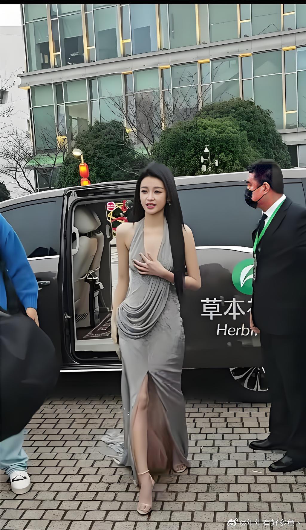 离了婚的孙怡好像彻底放开了，感觉越来越自信和落落大方了