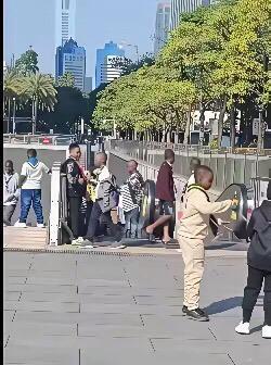 这是广州的某地铁口