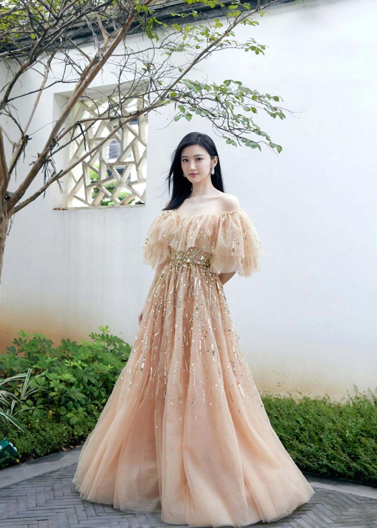 景甜这香槟纱裙，把江南的温柔穿在身上了✨景甜