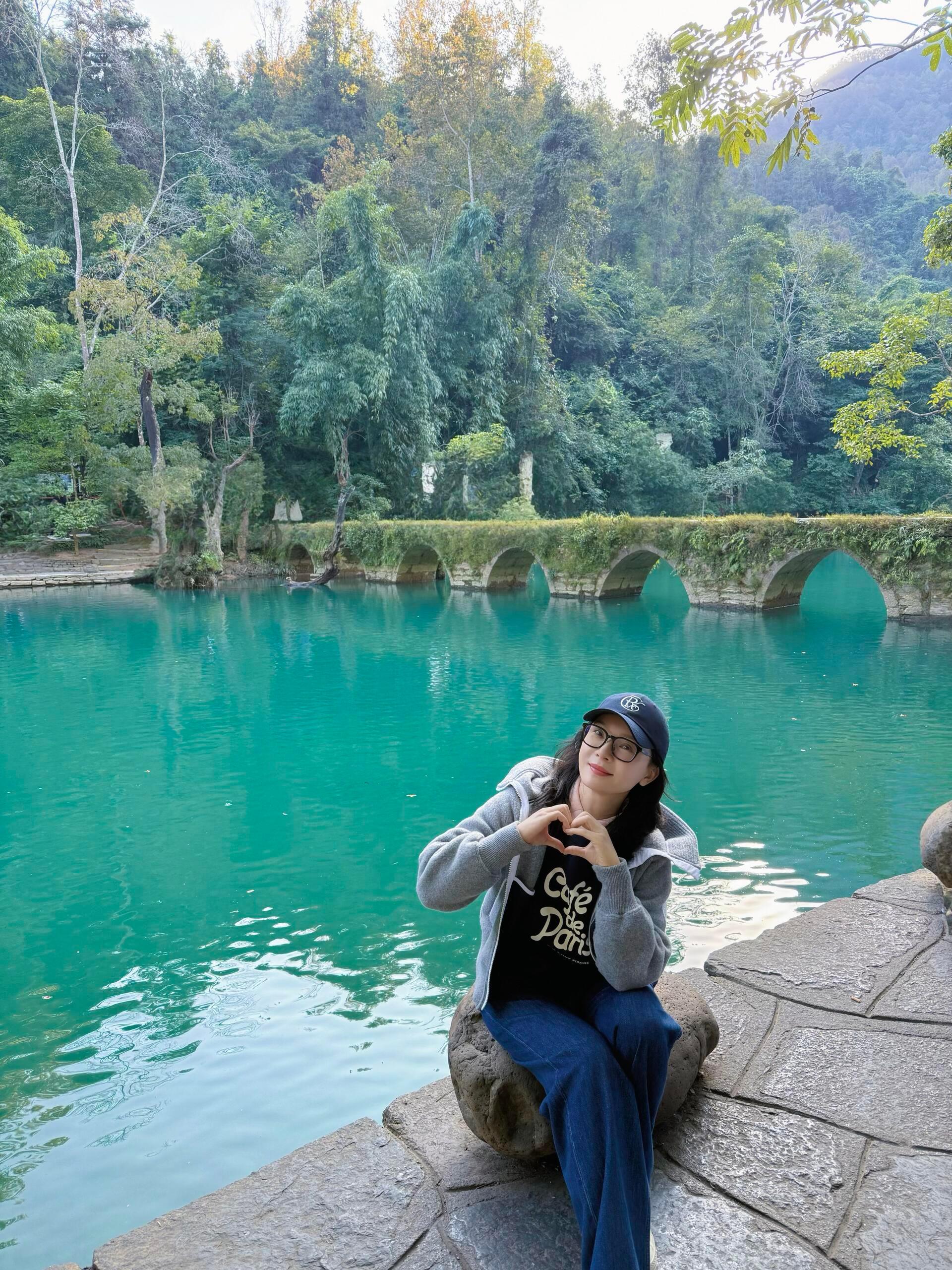 陈数晒在小七孔的照片这是把人p掉了吗？上次去小七孔的时候桥上站满了人每一张照片里