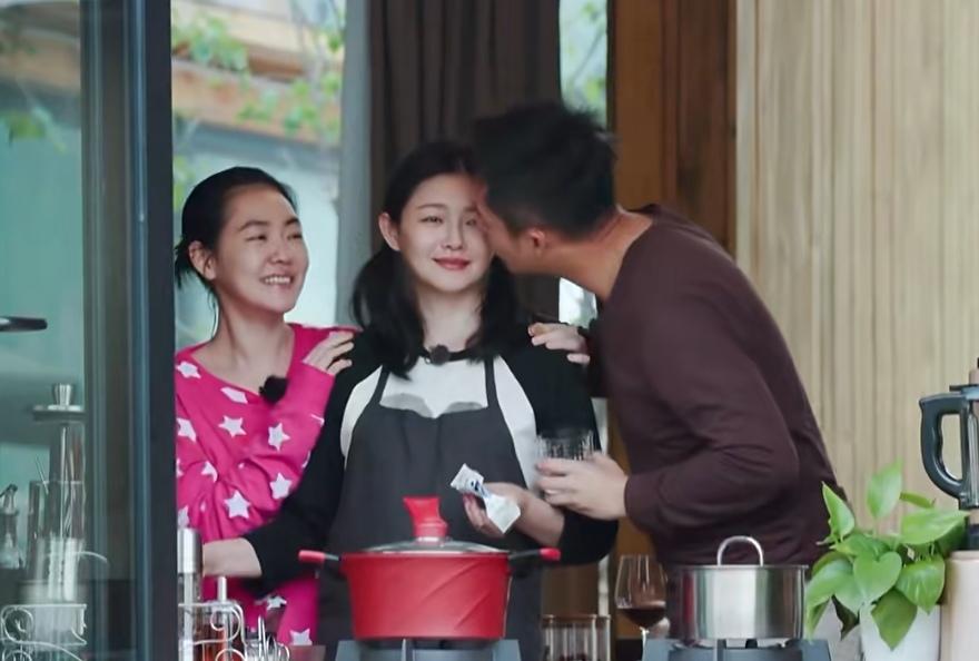 当年大S和汪小菲一起上综艺时，真的恩爱又甜蜜，看上去幸福得让人羡慕。连一旁的小S