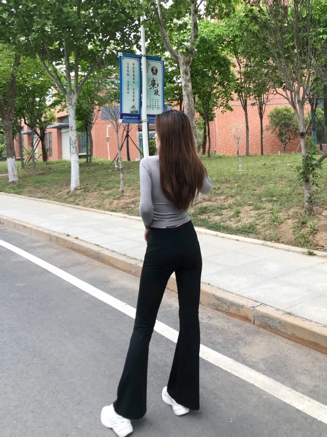 这样拍出了大长腿，背影和身材……
