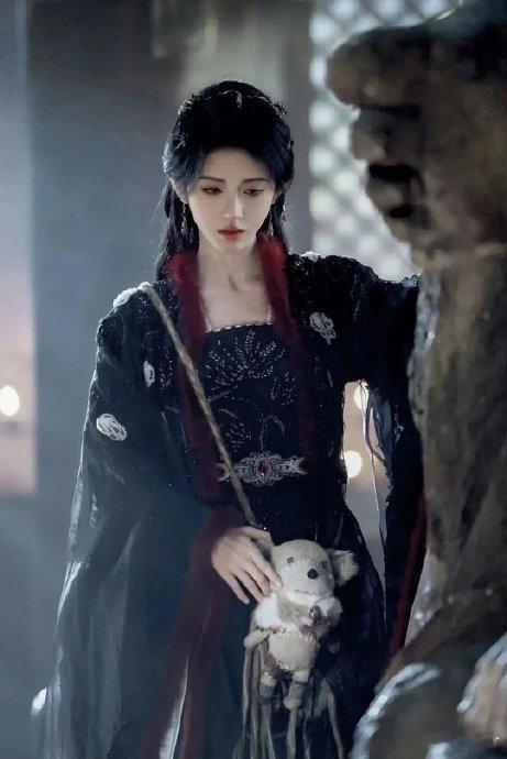 《万花世界》造型路透曝光，鞠婧祎一人千面塑造苏绿夏，每套妆造都惊艳出圈✨美得有点超过了作为穿梭万千副