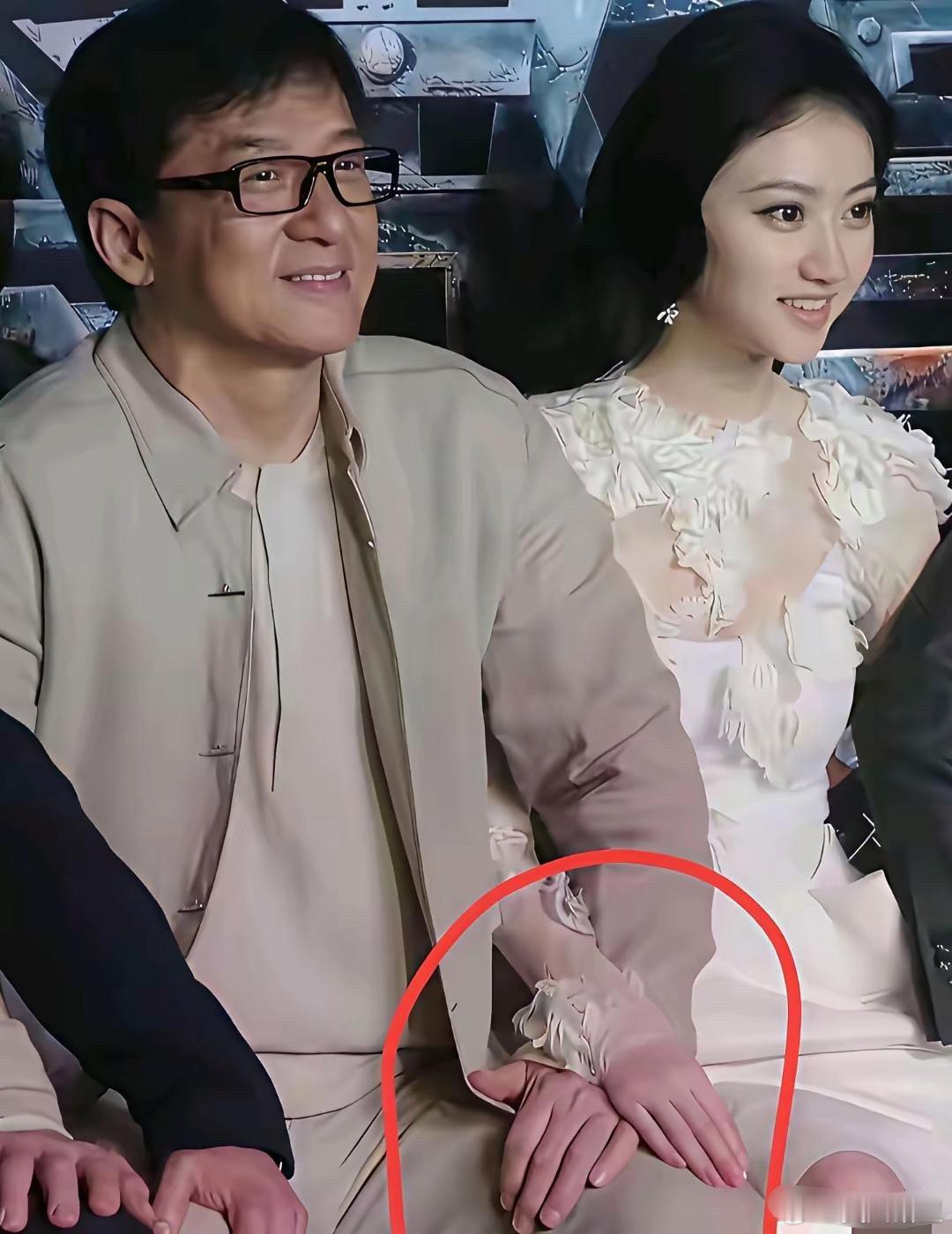 成龙这是和谁呀？小姐姐看上去真漂亮呀！