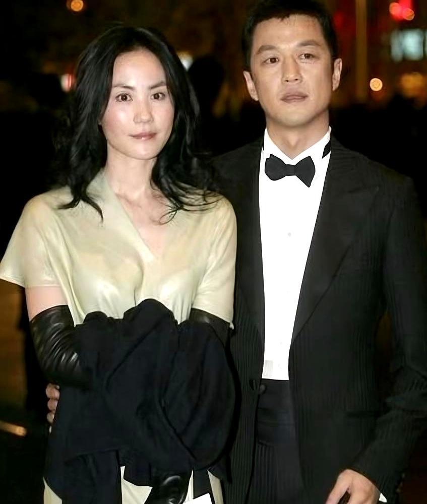 2012，丽江。李亚鹏搬出大箱子，说给王菲惊喜。盖子一开，蝴蝶啪啪掉地，全