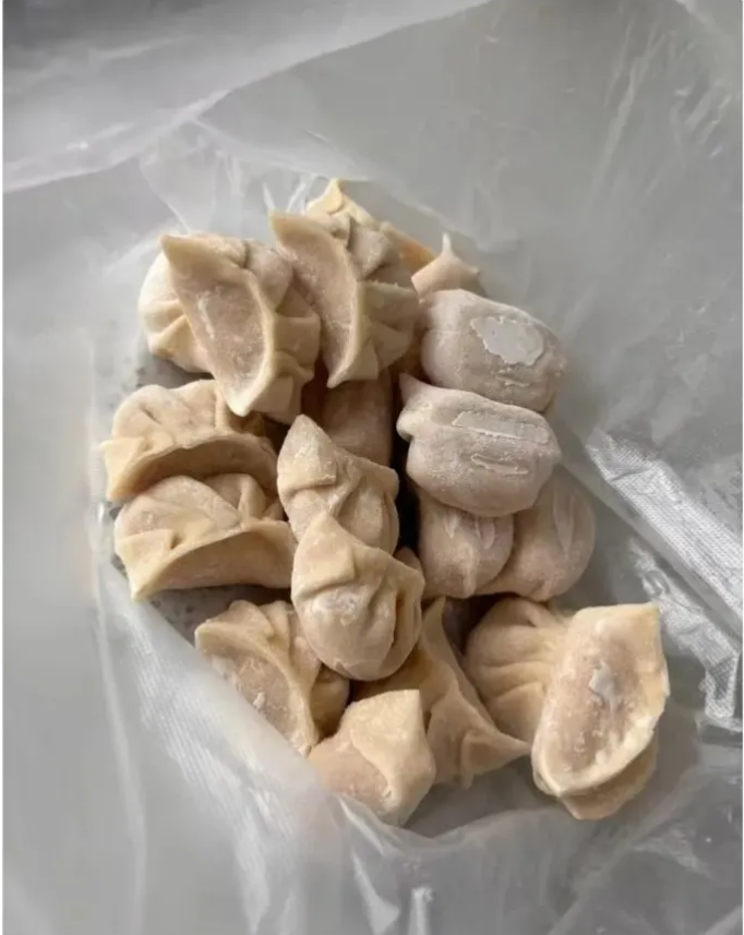 被商家狠狠摆了一道！今天馋饺子，看到摊位上现包的饺子水灵灵的，标价18元一斤。跟