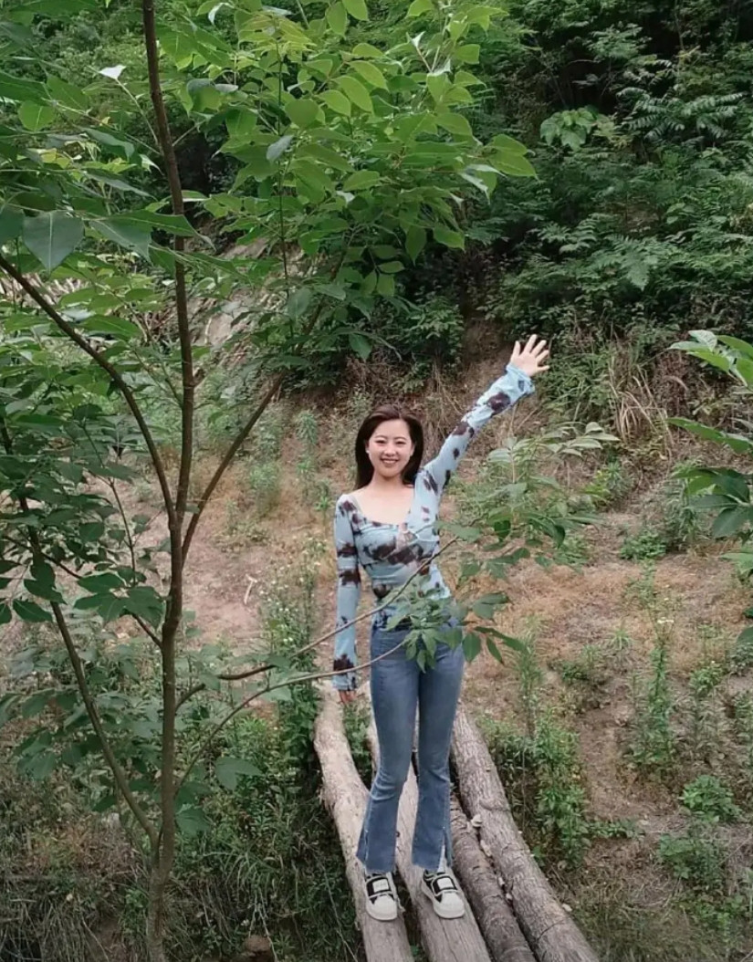 今天和闺蜜去爬山，来山里呼吸一下大自然的新鲜空气