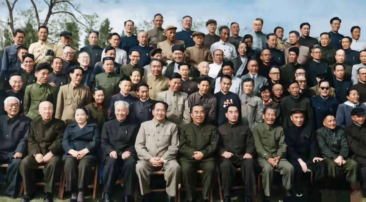 新中国第一代领导人的合影，毛主席和宋庆龄先生之间这位老者是谁啊？