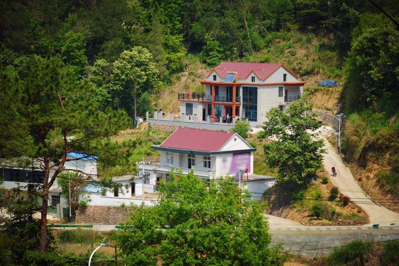 你会在农村建房还是在城里买房在农村建房还是在城里买房，这真是个纠结的问题。要