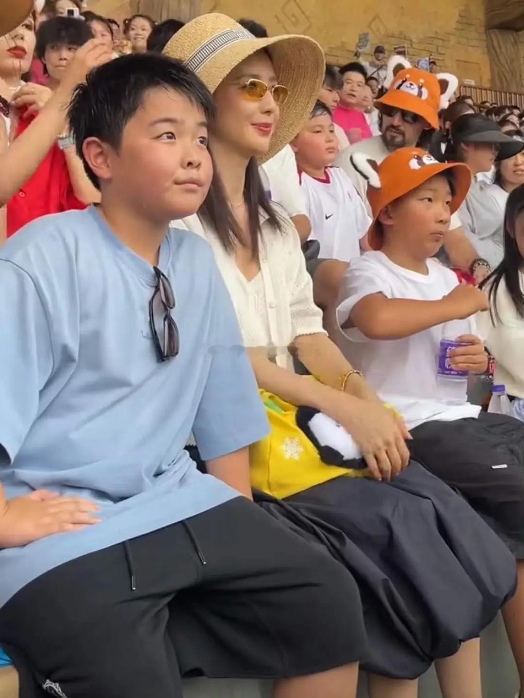 不得不感叹基因真的好强大啊一看就知道这是谁家孩子😂