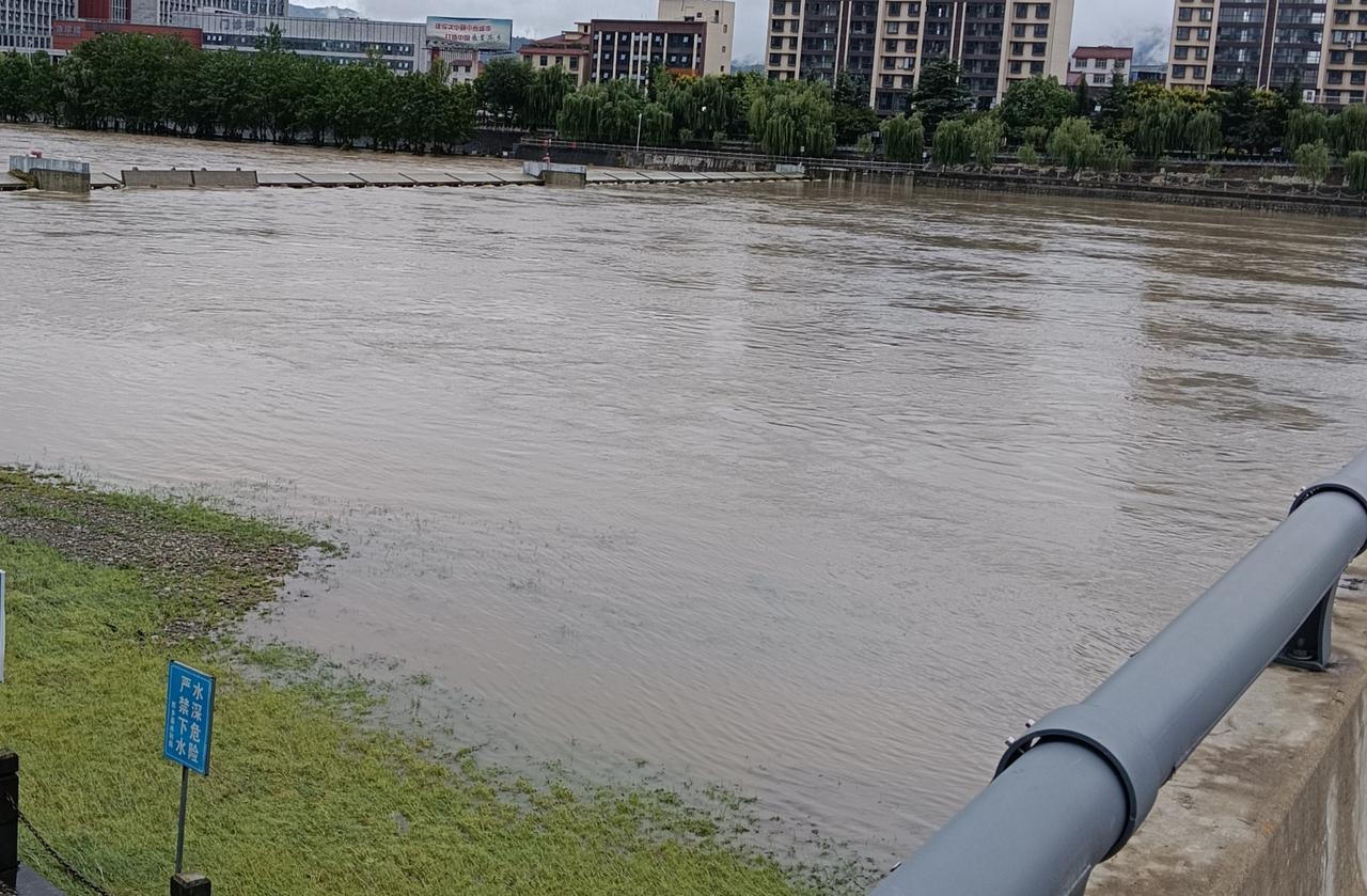 我从老家坐班车回城里，没想到，司机把我拉到我家小区门口。以前，坐班车到城里后，直