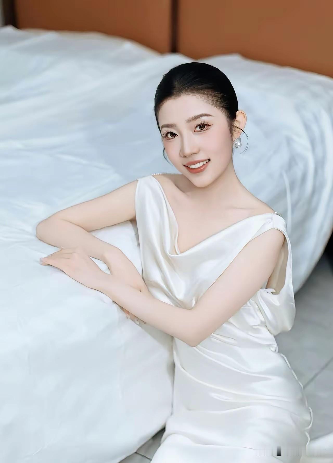 厚地高天，堪叹古今情不尽；痴男怨女，可怜风月债难偿。