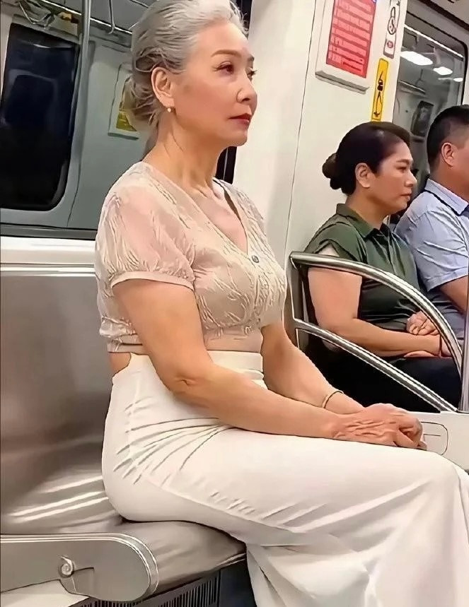 阿姨自信才这么穿，一点问题都没有，新潮不是年轻人的专利。