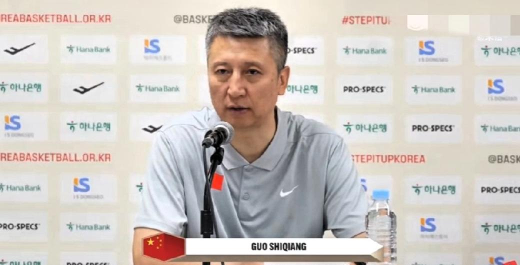 郭士强在输给韩国后，紧急开会！媒体人透露：比赛结束后，中国男篮还留在场馆内，在更