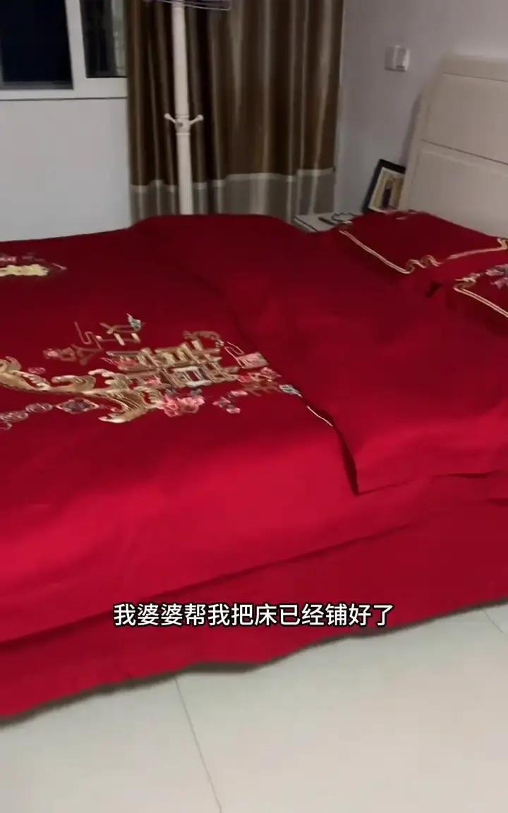 刷到一堆媳妇晒图，婆家客房亮到反光，床单带阳光味，抽屉里睡衣叠成方块，连牙刷杯都