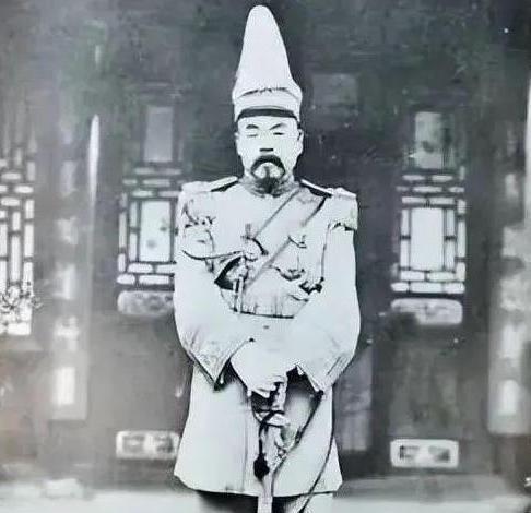 1925年，甘肃督军陆洪涛中风卧床，旅长李长清带兵闯入：“把大印交出来吧，你身体