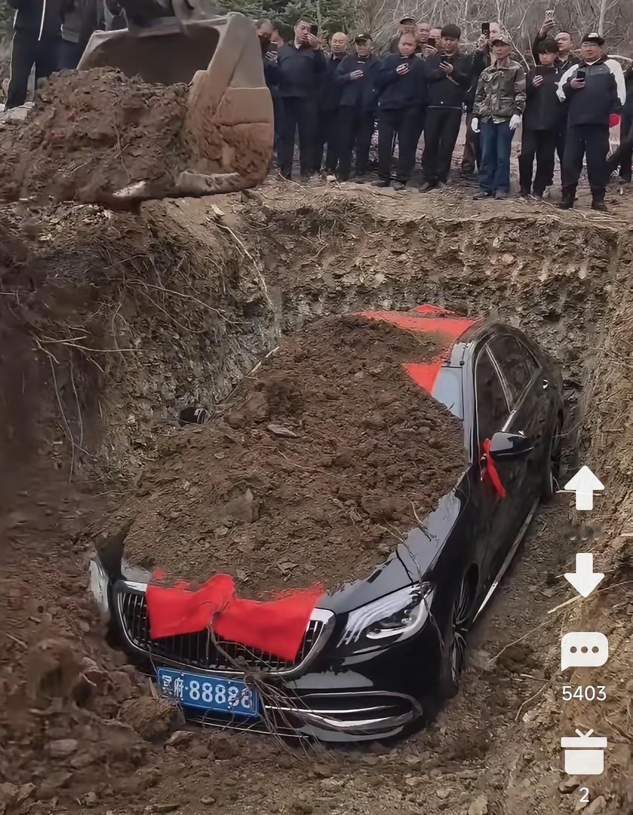 "活埋奔驰车"后续：官方实锤确有其事，通报痛批奢靡陋习"活埋奔驰车"的荒唐事终