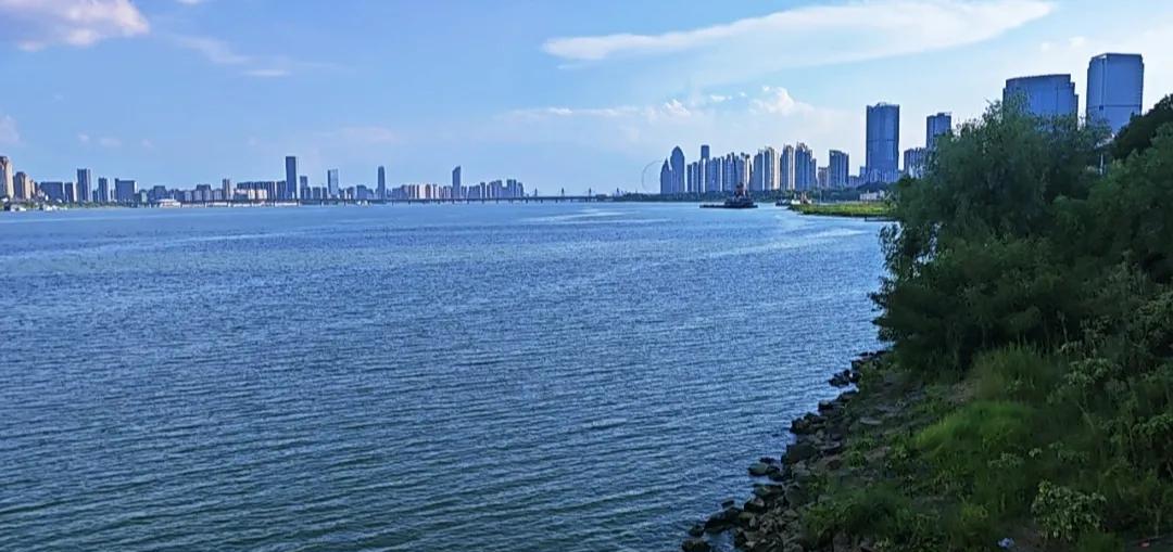2025年8月18日下午的南昌，赣江水和天空，水天共一色，对面就是大名鼎鼎的滕王