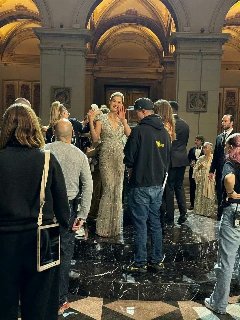 看《惊天魔盗团3》裴淳华46岁也太会保养了！状态好到爆，演技更牛，一个动作就带