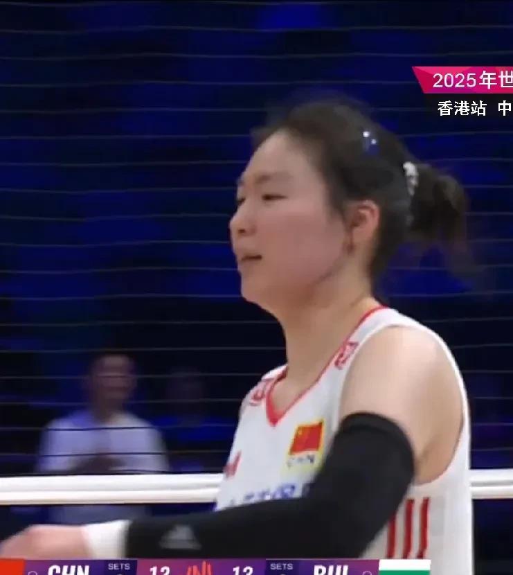 【张籽萱：决胜局惊艳显示大心脏，心理负担重急需调整】中国女排艰难战胜保加利亚，