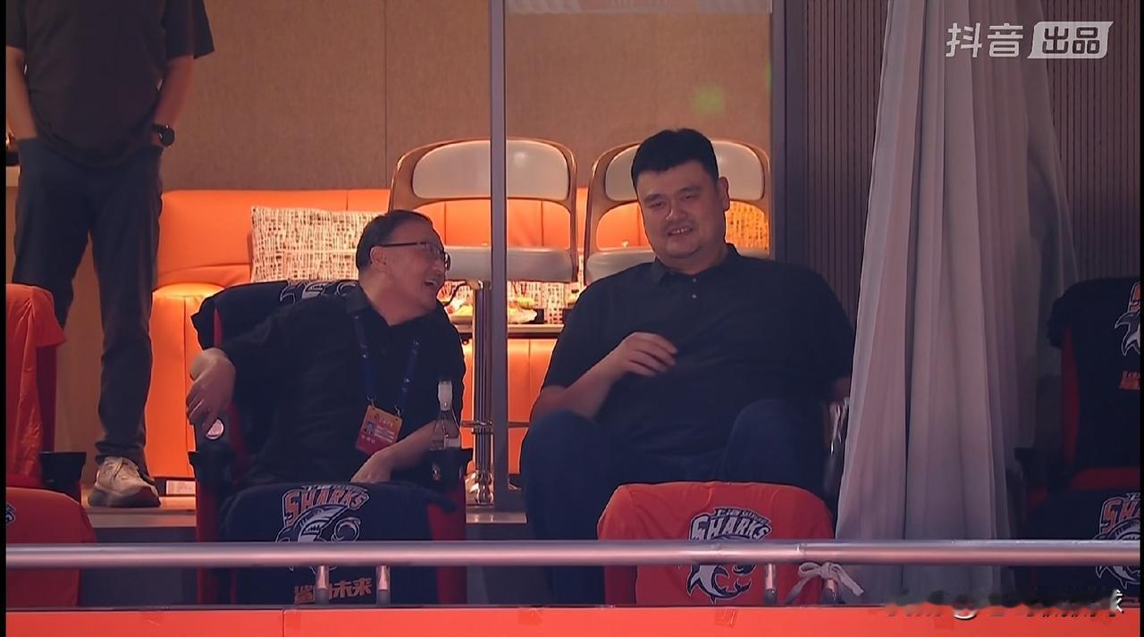 上海男篮传奇巨星姚明真是太欣慰了！在今天上海久事主场迎战浙江浙商证券的总决赛G5