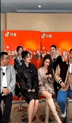 击碎女一号滤镜的，往往只是一次抖腿。央视大剧《好好的时光》宣发场。陈昊宇稳