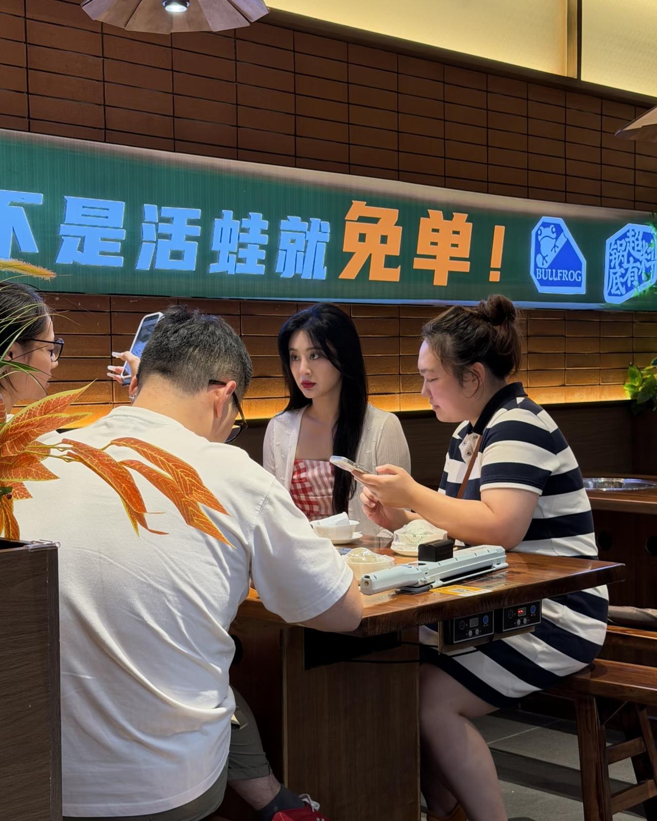 吃饭偶遇美女，真的好漂亮啊，惊为天人！这绝对是我见过最温柔的女人，有人知道她是谁