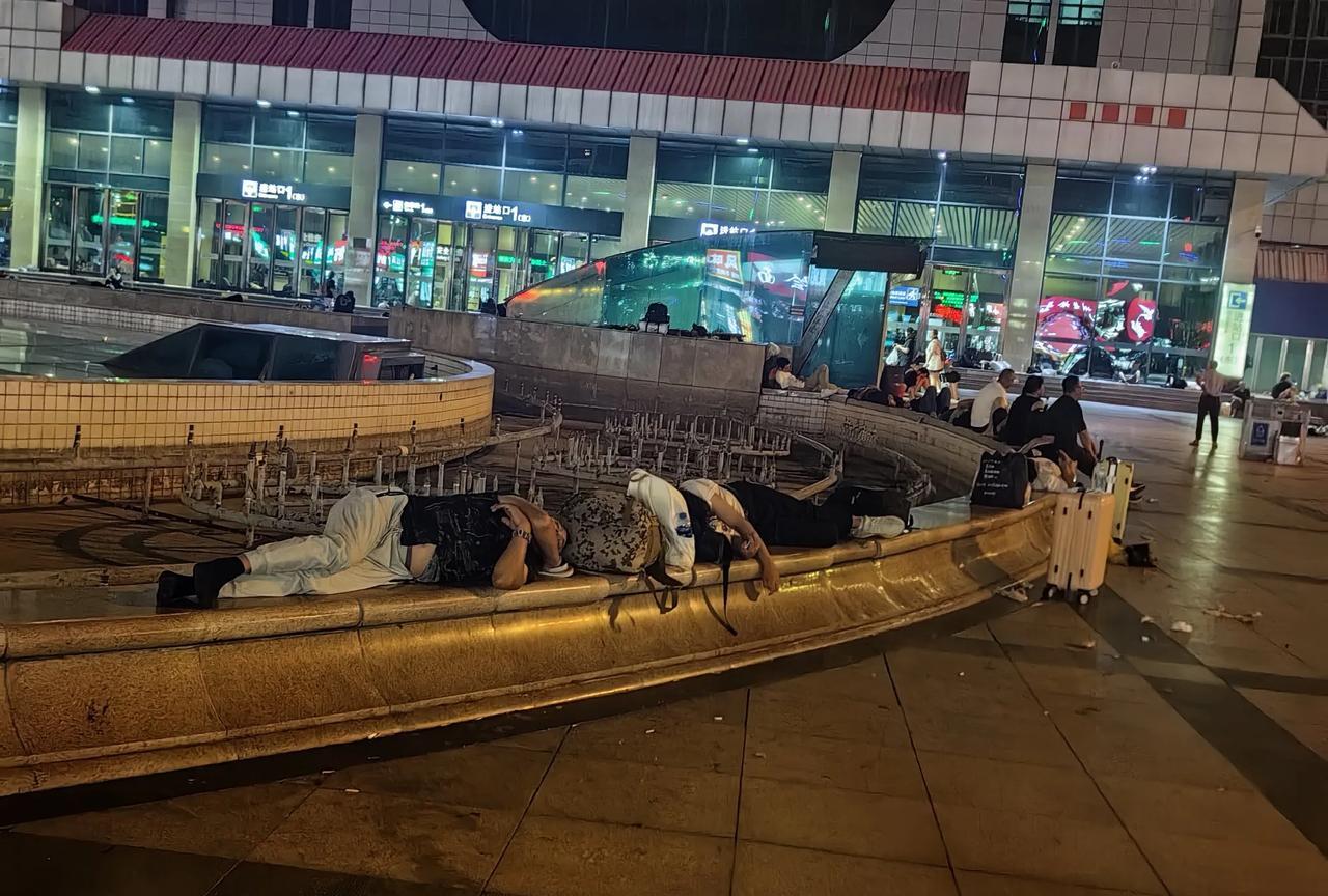 凌晨三点，郑州火车站外面想找个睡觉的地方都找不到，躺满了人！