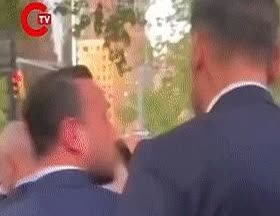 纽约警察冲土耳其总统的保镖吼：“你们不能过！”就这么一句，理直气壮。浩浩