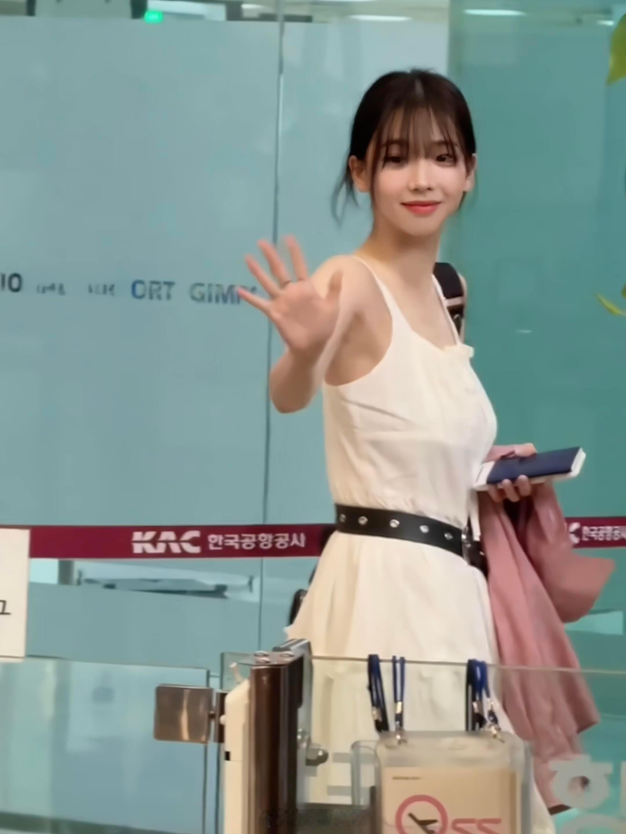 此女是如何做到胸又大背又薄手臂细的？​​​