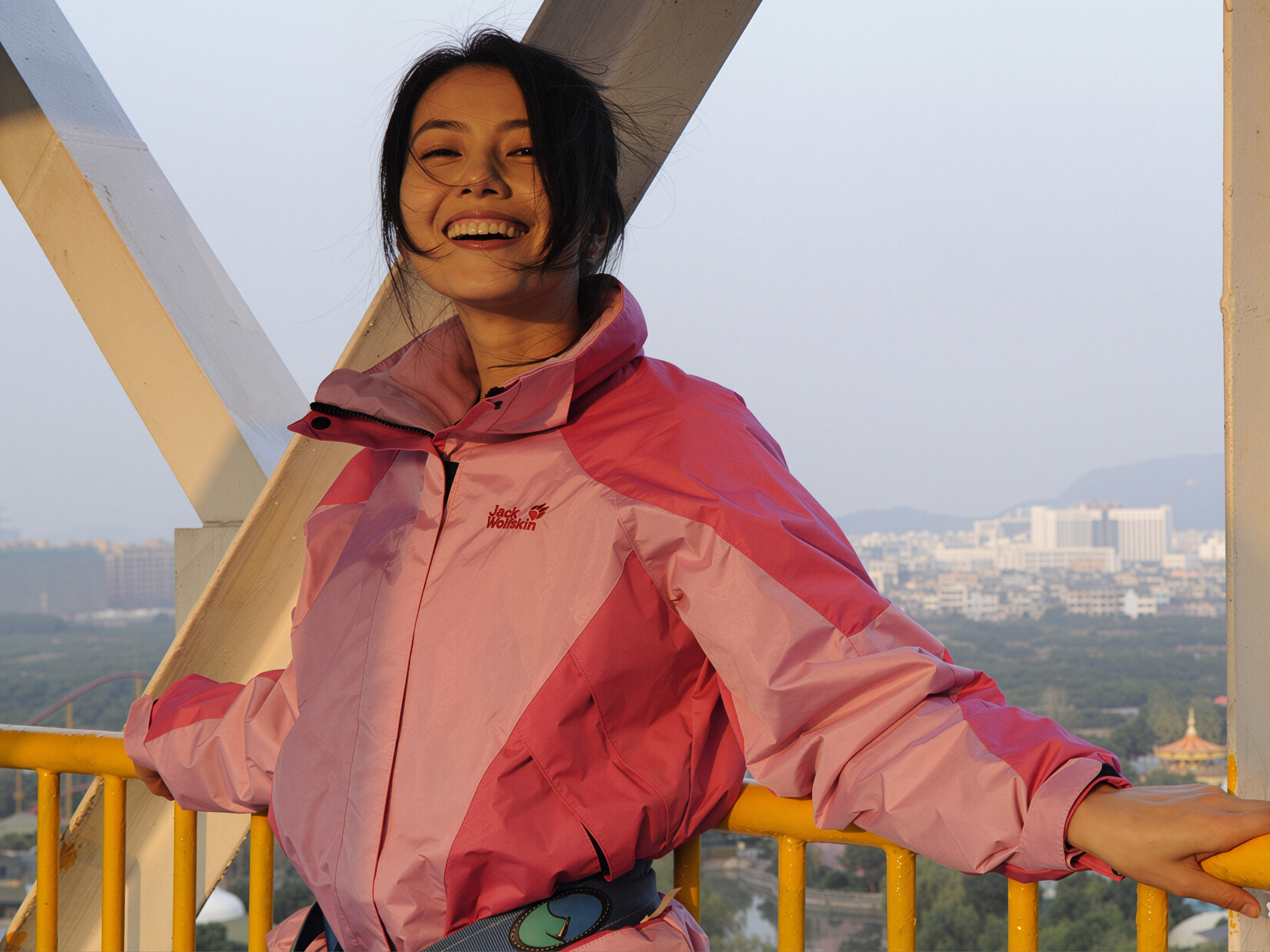 高圆圆这组松弛明媚的画面，连返程的疲惫都被温柔抚平了。暖金色的夕阳里，她身着粉