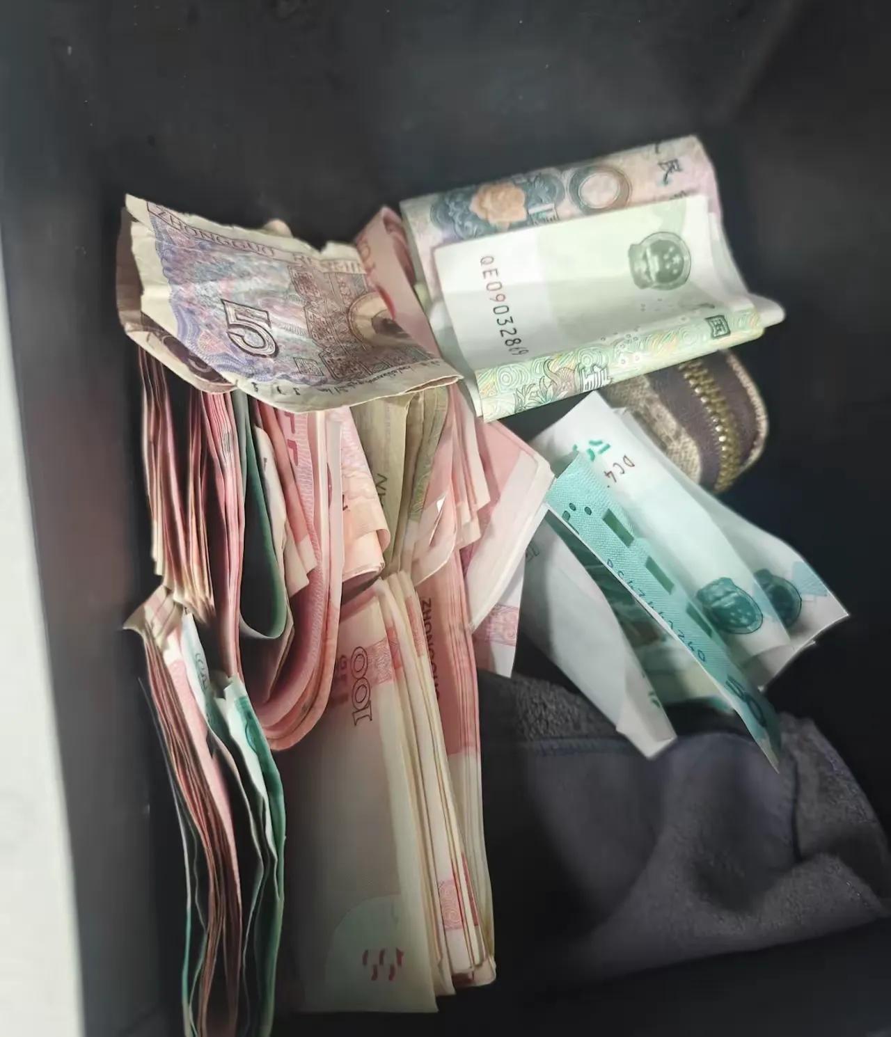 10月1日起，强烈建议大家都用现金。马上国庆了。我跟你们说个事，从10月1号起，