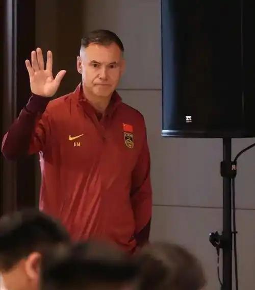 0-8惨败无奈换帅受阻，米利西奇留任带队冲亚洲杯引争议热身赛0-8不敌英格兰