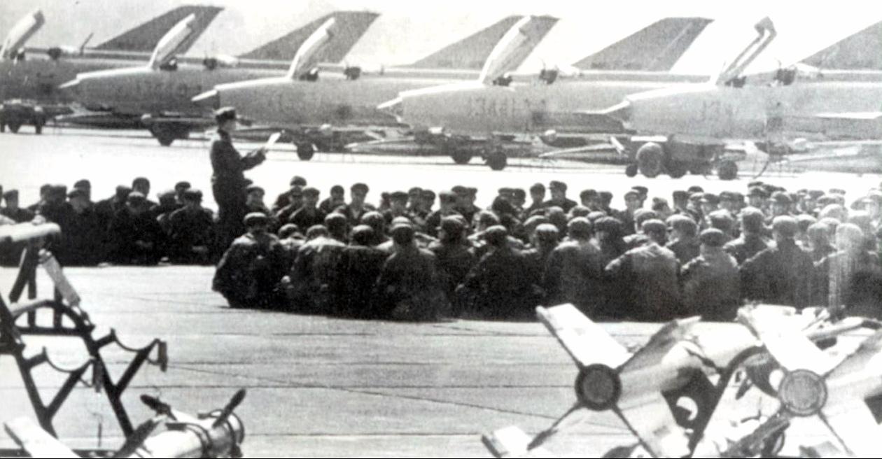 老飞机，这是歼七的基本型号，也就是座舱盖前翻的第一批次，参加对越自卫反击战实战部