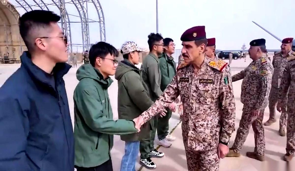 伊拉克陆军的一把手，亲自跑到阿萨德空军基地，站在咱们的彩虹-5无人机下面，挨个跟