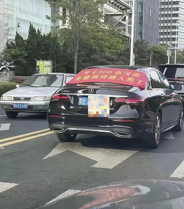 真相只有一个，这个男人在钓鱼