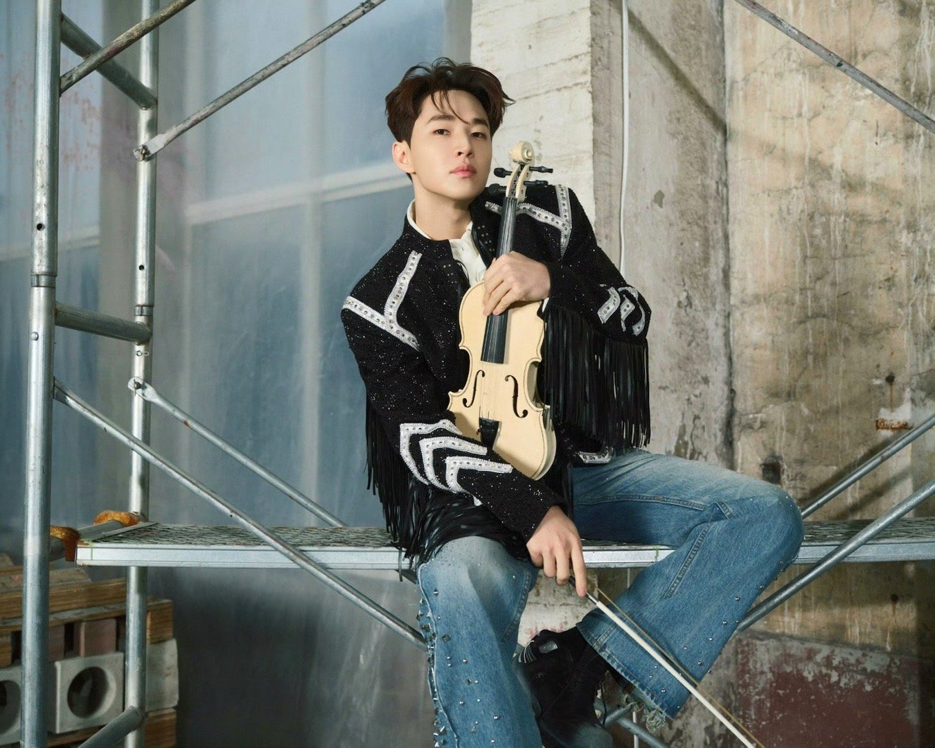 Henry出发巴黎时装周出发即是焦点，随性几步就成大片。Henry把机场走成专