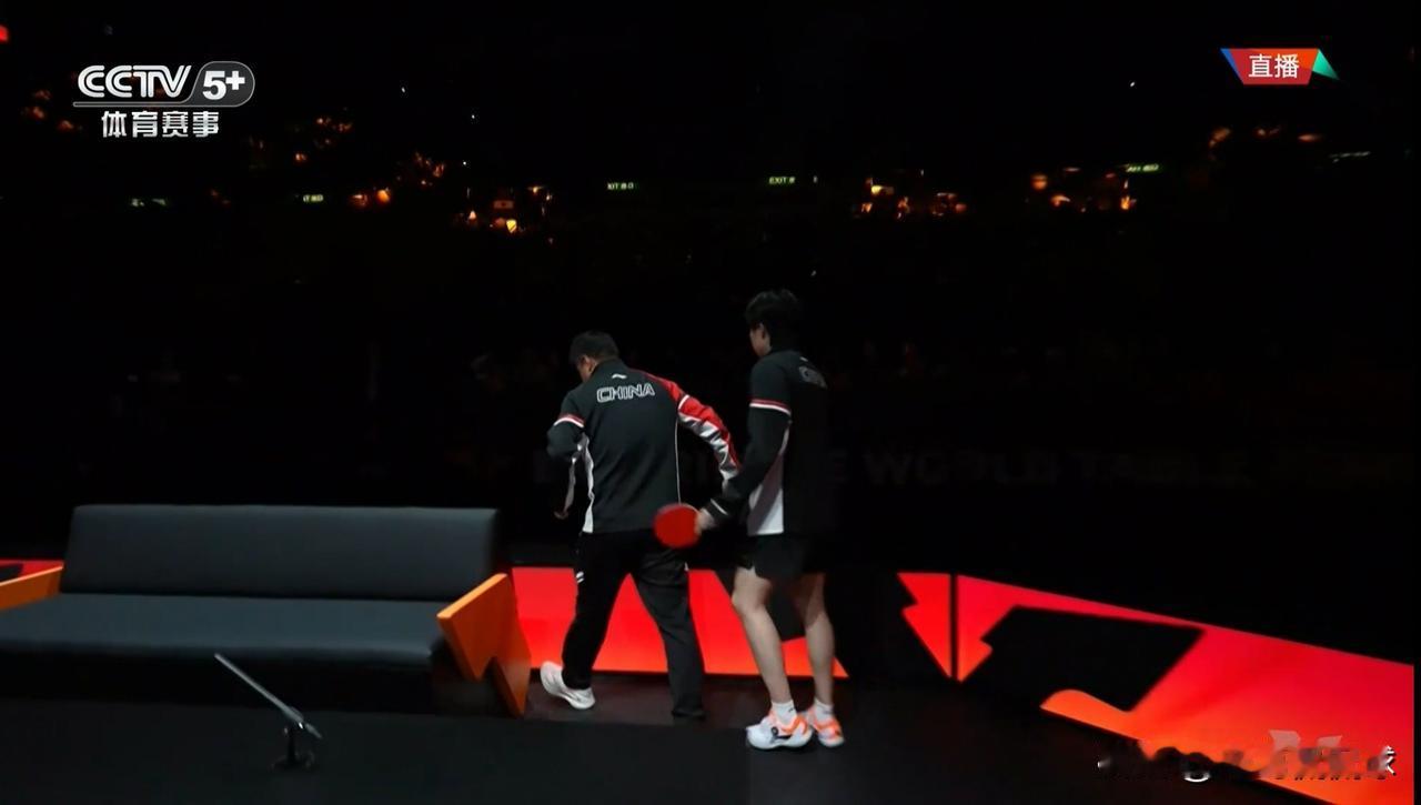 在今天进行的一场世乒联总决赛男单半决赛中，发生了让人特别感动的一幕。本场比赛是由