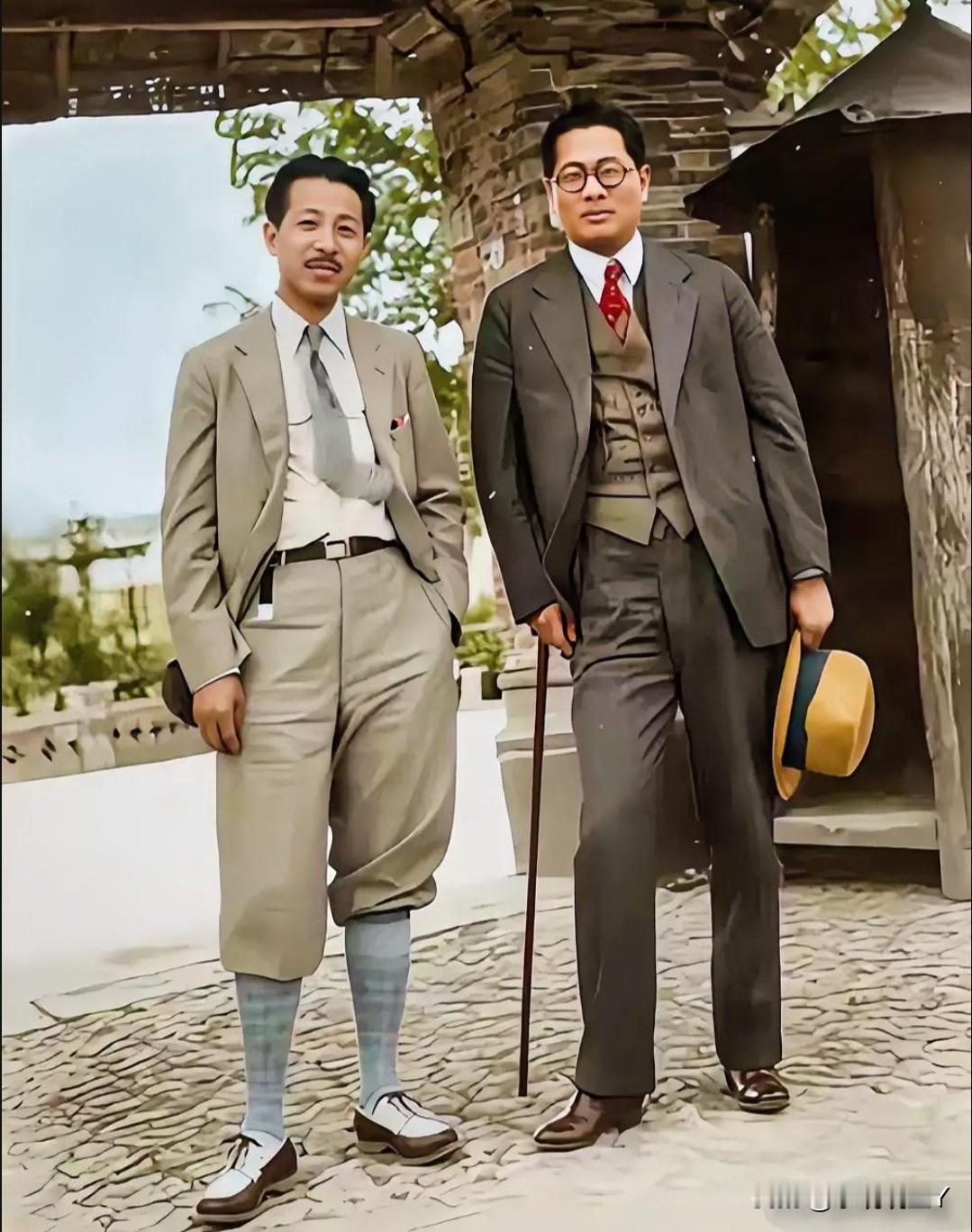 一张摄于上世纪三十年代的老照片，大家瞧瞧这两位男子是谁？原来这便是他们年轻时候的