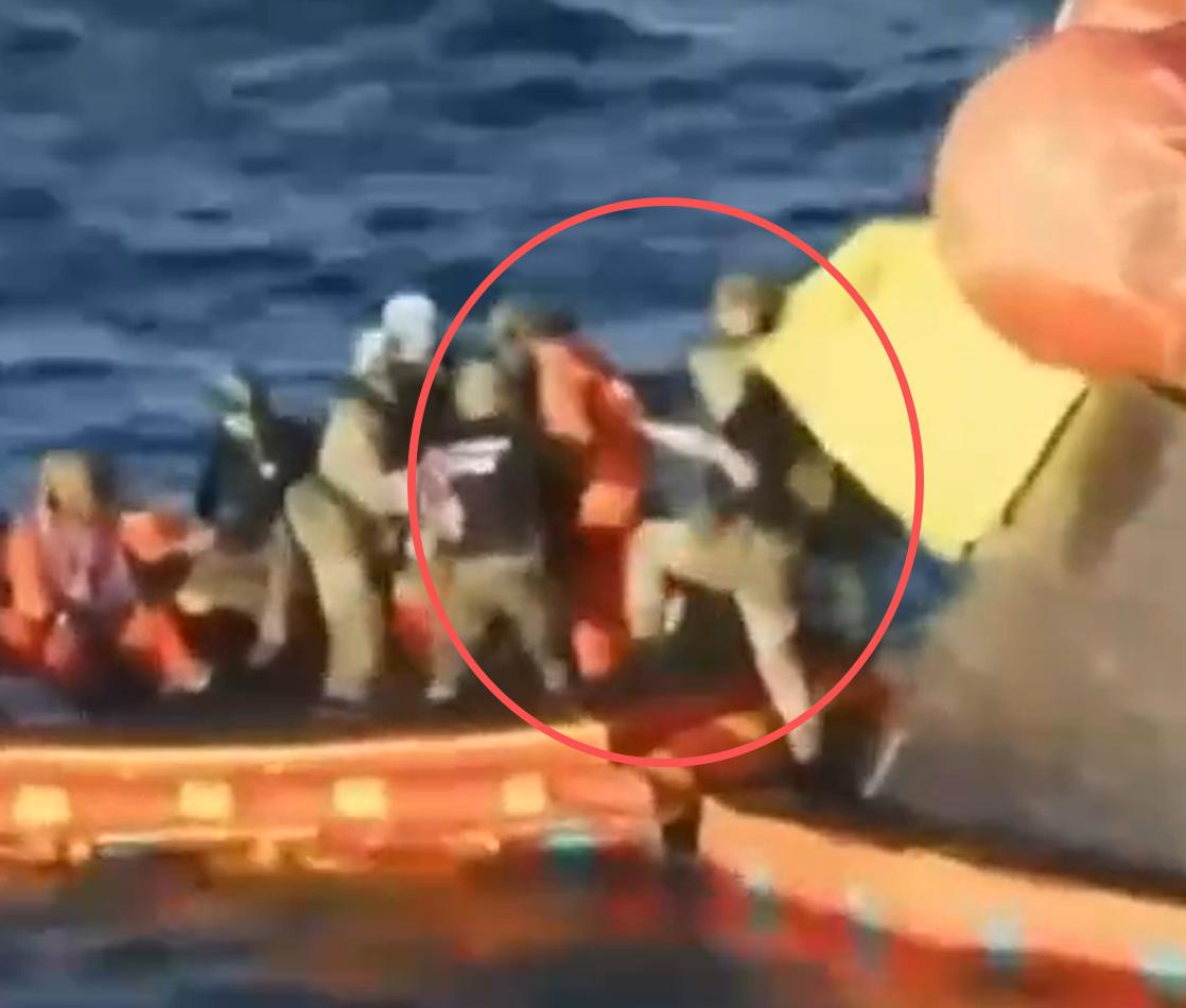 不得不说，美国的航天技术还是厉害！这四名宇航员，溅落在海上之后，是在工作人员