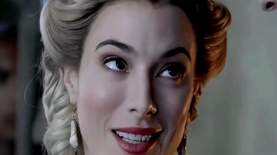 她卖掉比弗利山庄的豪宅，钱没进自己口袋，全砸进了阿富汗的土坯房。不是捐钱拍照走