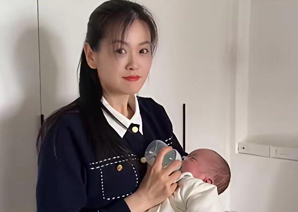 “单亲妈妈也能光芒万丈”——曾被侄女女挂在朋友圈的话，如今成了她深夜痛哭的讽刺。