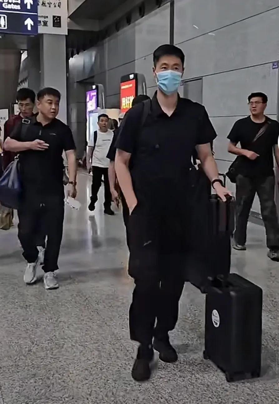 有人说，王励勤让国乒风清气正，走上了一条康庄大道！我也有同感。但在风清气正的大环