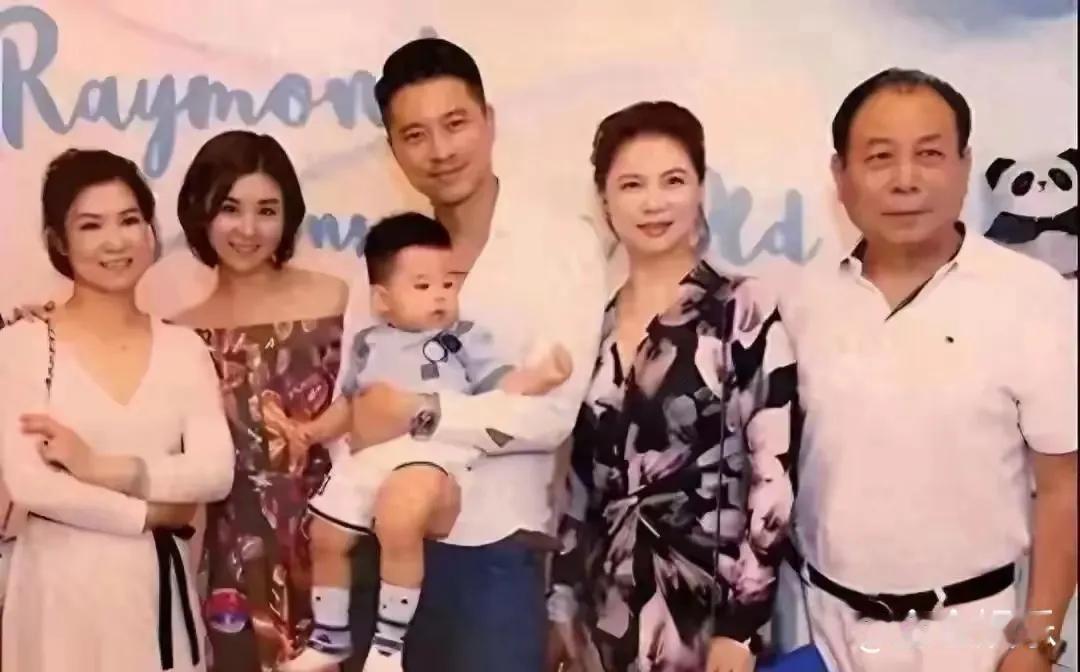 李小萌王雷晒出的全家福里，67岁婆婆意外“抢镜”，成了全网热议的焦点。镜头下的她